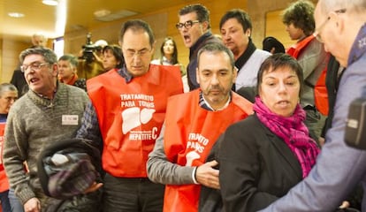 Momento en el que son desalojados los enfermos de la tribuna de invitados