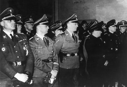 El responsable de la SS, Heinrich Himmler (segundo por la izquierda), visita el centro de Países Bajos de la agrupación nazi junto a varios colaboracionistas holandeses, entre ellos, el dirigente del Movimiento Nacional Socialista holandés (NSB), Anton Adriaan Mussert (el cuarto por la izquierda y de negro).