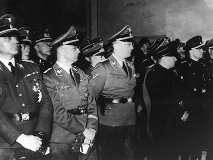 El responsable de la SS, Heinrich Himmler (segundo por la izquierda), visita el centro de Países Bajos de la agrupación nazi junto a varios colaboracionistas holandeses, entre ellos, el dirigente del Movimiento Nacional Socialista holandés (NSB), Anton Adriaan Mussert (el cuarto por la izquierda y de negro).