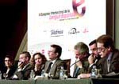 Adelaida Nieto, José Miguel Abad, Isabel de Polanco, Emiliano Martínez, Gonzalo Celorio, Fernando Campo y José Manuel Gómez (de izquierda a derecha), en el II Congreso de la Lengua Española.