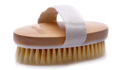 Este modelo de cepillo para realizar dry brushing tiene un tamaño compacto.