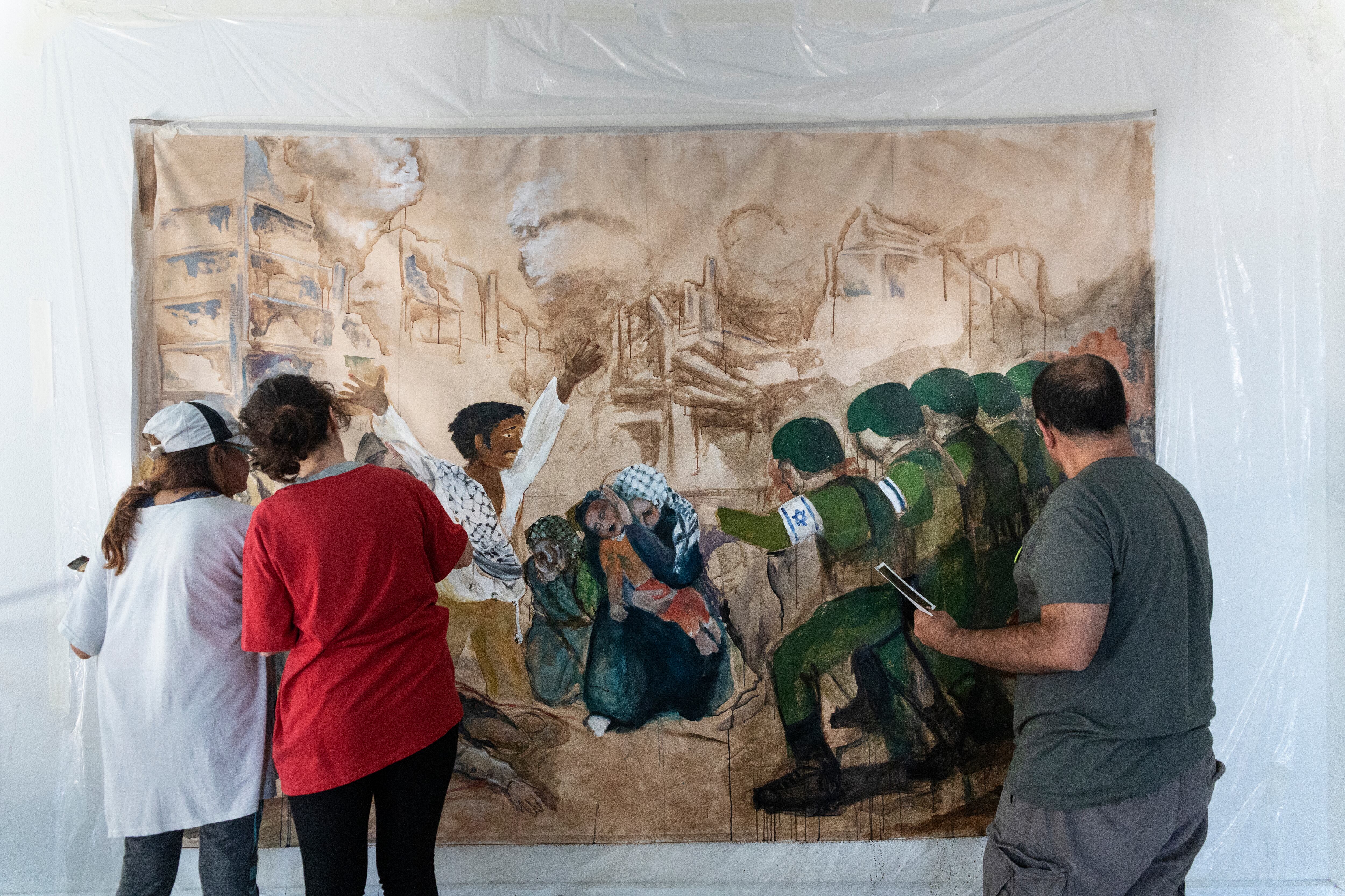 Miembros de la Asociación de Profesores de Dibujo de Madrid recrean los fusilamientos del 3 de mayo de Goya.