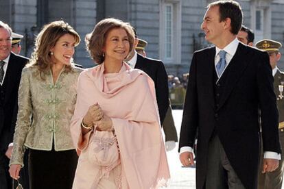 De izquierda a derecha, la princesa Letizia Ortiz, la reina Sofía y el presidente del Gobierno, José Luis Rodríguez Zapatero, en el Palacio Real.