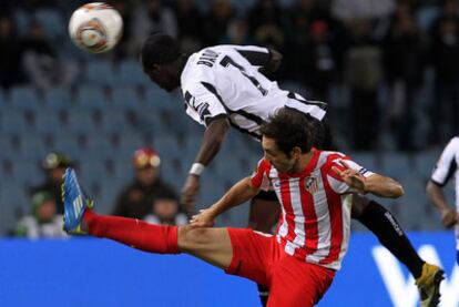 Badu gana la posición y el balón a Juanfran.