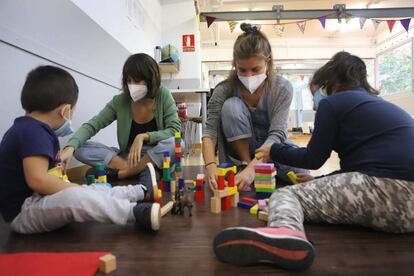 Dos educadoras en el servicio de canguro municipal del barrio de La Verneda, en Barcelona, el pasado mes de octubre.