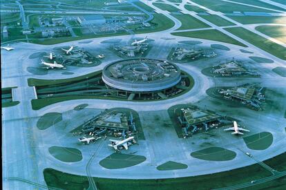 La terminal 1 del aeropuerto Charles De Gaulle, en las cercanías de París, abrió en 1974. Su diseño vanguardista parte de un edificio circular de diez pisos rodeado por siete edificios satélites, cada uno con seis puertas. El arquitecto principal fue Paul Andreu, uno de los más reconocidos arquitectos franceses, especializado en proyectar aeropuertos.
