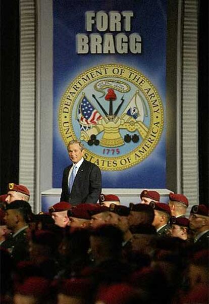 El presidente de EE UU, George Bush, se dirige a pronunciar el discurso del pasado martes en Fort Bragg.