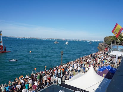 El público jalea al barco español desde el paseo de Santa Bárbara, de Cádiz.