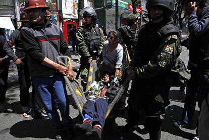 Una de las cargas lanzadas por los cooperativistas contra la sede de los mineros que dependen del Estado explotó cerca de Héctor Choque causándole daños en el hígado y uno de sus pulmones que le provocaron la muerte.