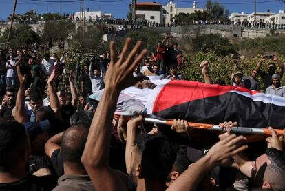 Funeral del joven Mahmud al-Atrash, de 22 años, asesinado por las fuerzas de seguridad israelíes durante una redada en la aldea de Halhoul, al norte de la ciudad ocupada de Hebrón, en Cisjordania.
