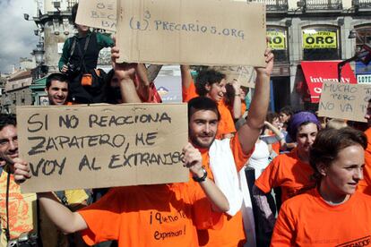 Los becarios de investigación protestan en el centro de Madrid para que se les reconozcan sus derechos laborales.