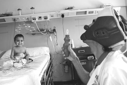 Soleiman Sumar, en Julio-2007, recibe la visita de un voluntario de Pallapupas-pallasos en el Hospital de Sant Joan de Deu.