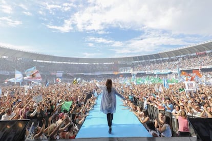 Cristina Fern&aacute;ndez de Kirchner ingresa al estadio de Racing para el acto de cierre de campa&ntilde;a en Avellaneda.