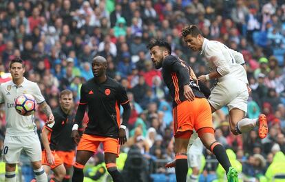Cristiano Ronaldo remata de cabeza para marcar gol.