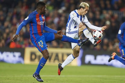 Juan Miguel Jiménez "Juanmi", intenta controlar el balón ante el defensa francés del F. C. Barcelona, Samuel Umtiti.