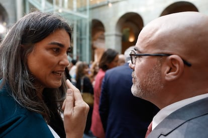 El delegado del Gobierno en Madrid, Francisco Martín Aguirre conversa con la portavoz de Más Madrid en la Asamblea, Manuela Bergerot, el 3 de diciembre. 