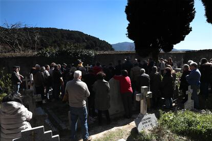 Vecinos de Cuevas del Valle (Ávila) asisten al entierro digno de los tres fusilados en 1936 recuperados en dos fosas comunes en abril de 2022 por expertos de la sociedad de ciencias Aranzadi. 