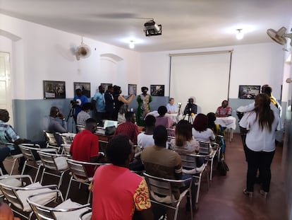 Varias personas participan en una actividad sobre la libertad de expresión en el interior de la Casa dos Direitos.