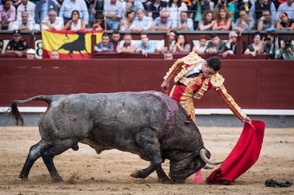 Paco Ureña, en un natural perfecto al primer toro de su lote.