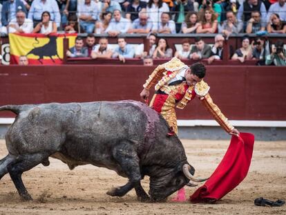 Paco Ureña, en un natural perfecto al primer toro de su lote.