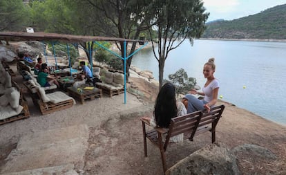 Ambiente de la terraza de La Martuka, en el pantano de San Juan.