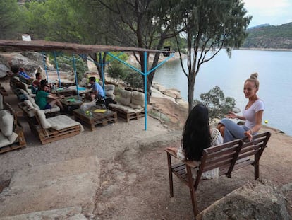 Ambiente de la terraza de La Martuka, en el pantano de San Juan.