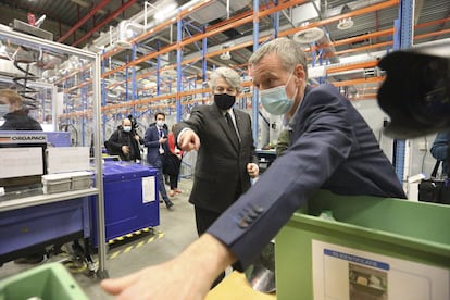 El comisario europeo de Industria, Thierry Breton (izquierda), junto a Koen Vastenavondt, jefe de producción de la planta de Puurs, durante una reciente visita. Breton lidera una división especial del Ejecutivo comunitario encargada de incrementar la producción de vacunas. “El hecho de haber firmado un contrato no significa que al día siguiente vayas a recibir una vacuna”, dice.