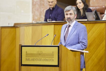 El alcalde de Coria del Río (Sevilla), Modesto González, durante su defensa en el Parlamento andaluz de la de la iniciativa legislativa popular para la paralización de la instalación de megaparques solares.