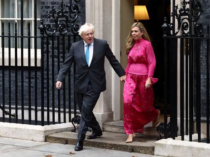 Boris Johnson se dirige este martes hacia el atril junto a su esposa, Carrie Johnson, a las puertas de Downing Street, para pronunciar su discurso de despedida.