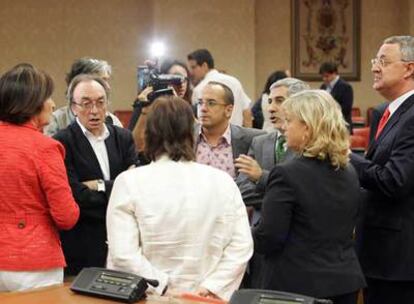 Varios diputados de la Comisión de Trabajo discuten en presencia del ministro Caldera (a la derecha).