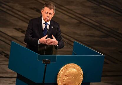 El presidente de Colombia, Juan Manuel Santos, tras recibir el Nobel de la Paz en el ayuntamiento de Oslo, un galardón que, dijo, demuestra que "lo imposible puede ser posible" porque la guerra ha terminado en su país.