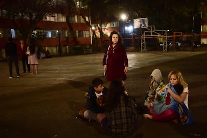 Una familia espera a las afueras de su condominio durante la madrugada luego de que sonara la alerta sísmica en la Ciudad de México seis meses después del 19 de septiembre de 2017.