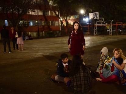 Una familia espera a las afueras de su condominio durante la madrugada luego de que sonara la alerta sísmica en la Ciudad de México seis meses después del 19 de septiembre de 2017.