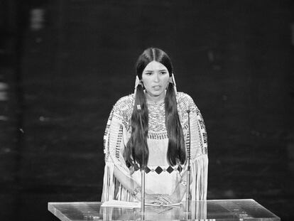 Sacheen Littlefeather, durante su discurso en los Oscar de 1973.