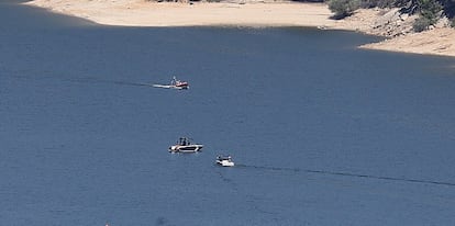 El equipo de la Guardia Civil y Cruz Roja desplegado en la zona en la que creen que pudo caer la menor en el pantano de San Juan.