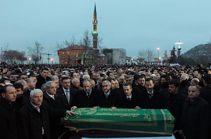 El féretro de Necmettin Erbakan, ex primer ministro de Turquía, en el cementerio de Merkez Efendi.