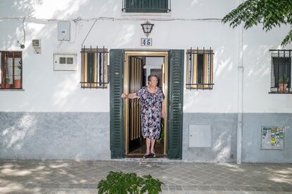 Pilar, en la puerta de su casa en la colonia Benéfica Belén.