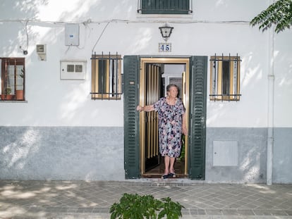 Pilar, en la puerta de su casa en la colonia Benéfica Belén.