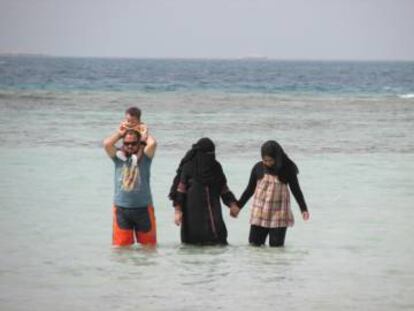 Familia musulmana se baña en el Mar Rojo. Hurghada, Egipto.