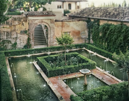 Patio del Ciprés de la Sultana en el Generalife (Granada). “¿Cómo hacer algo diferente en un monumento que recibe a más de 2,5 millones de visitantes al año?”, se preguntó Manso, que siente auténtico pavor a caer en lo tópico y obvio, cuando quiso retratar la Alhambra y el Generalife. Lo resolvió convocando a sus dos grandes aliados: la luz y el tiempo. “En 2012 estuve yendo una semana al mes a la Alhambra, de 7.00 a 19.00, durante 14 meses”, hace memoria. Todas las horas posibles de luz a lo largo de más de un año. De aquella experiencia salió un libro, ‘Alhambra’, y una exposición que tuvo lugar en 2023. Ahora, para ‘Luz de España’, ha elegido una imagen del Patio del Ciprés de la Sultana, en el Generalife. “La hice en otoño, y me costó el tiempo que dura la estación”, acota. Se subió en alto y permaneció a la espera de la “luz mágica”, que entró muy de mañana, entre las 7.30 y las 8.00, antes de que llegara el tropel de visitantes. Manso cree haber logrado una visión inédita de un espacio muy reconocible.