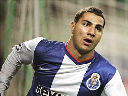 Quaresma celebra un gol con la camiseta del Oporto