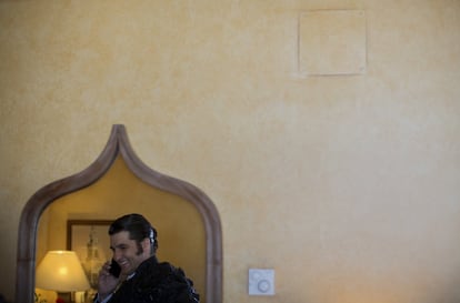 Morante de la Puebla habla por teléfono poco antes de torear en La Maestranza de Sevilla.
