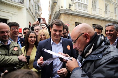 El candidato de Ciudadanos a la presidencia del Gobierno, Albert Rivera, compra un décimo de la ONCE a un vendedor después de un mitin de campaña en la Plaza de España en Cádiz.