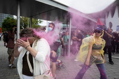 20/09/2023. Activistas arrojan pintura a una de las asistentes a la feria The District. 

Foto: Gianluca Battista