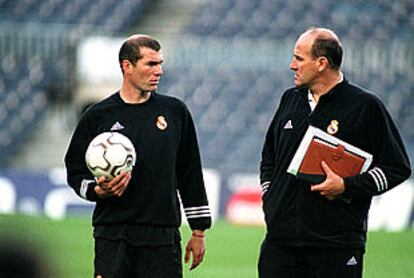 Zidane conversa con el doctor  Del Corral, ayer durante el entrenamiento del Madrid en el Camp Nou.