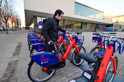 Les bicis són models cent per cent elèctrics amb motor central a la seva part inferior i assistència al pedaleig.