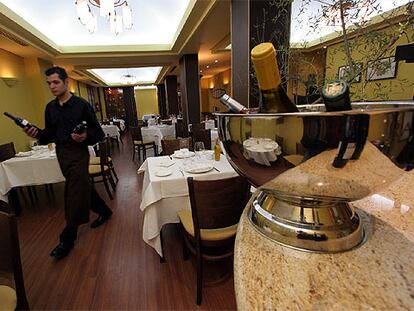 Comedor del restaurante madrileño El Gorro Blanco. Abajo, uno de los platos de  bacalao de la carta.