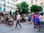 Cientos de personas ya pasean por las calles del barrio de Chueca y disfrutan de sus bares y terrazas, durante la celebración del Chueca´s Pride, a 25 de junio de 2021, en Madrid (España). El Chueca’s Pride, celebrado en Chueca, el barrio más abierto de Madrid, marca el pistoletazo de salida de las fiestas del Orgullo LGTBI, que tienen lugar del 25 de junio al 4 de julio.
25 JUNIO 2021
A. Pérez Meca / Europa Press
25/06/2021