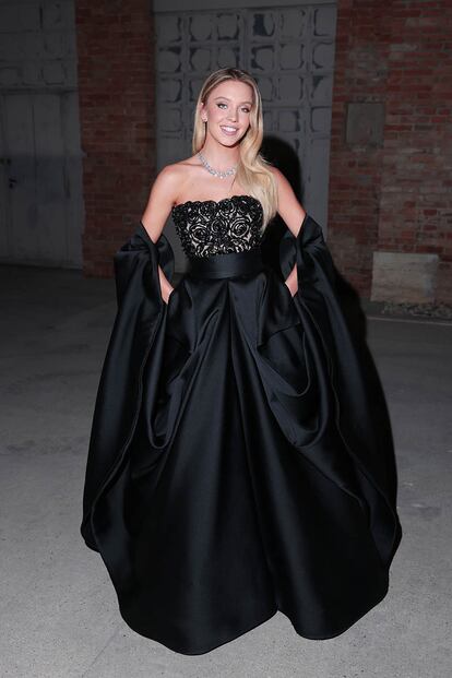 Imagen de Armani Beauty, la noche del sábado Sydney Sweeney acudió al desfile que Giorgio Armani celebró en Venecia, vestida y maquillada por la marca.