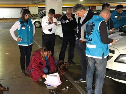La policía de la Ciudad de Buenos Aires detiene al médico Ricardo Russo en el estacionamiento del Hospital Garrahan.